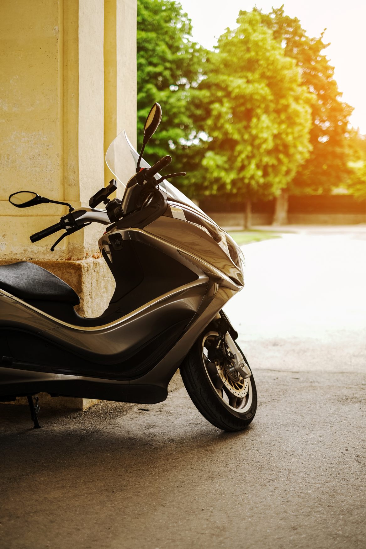 En scooter står parkeret opad en mur