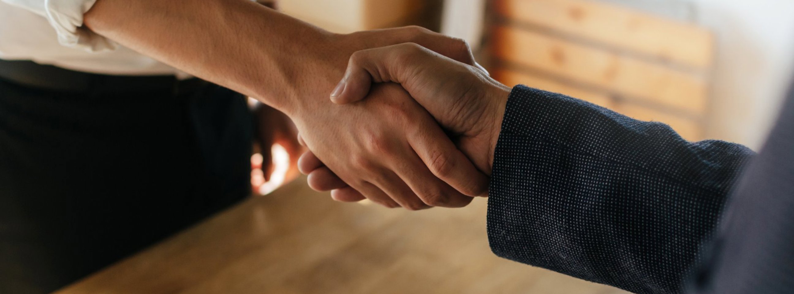 Håndtryk, der signalerer, at en aftale er indgået
