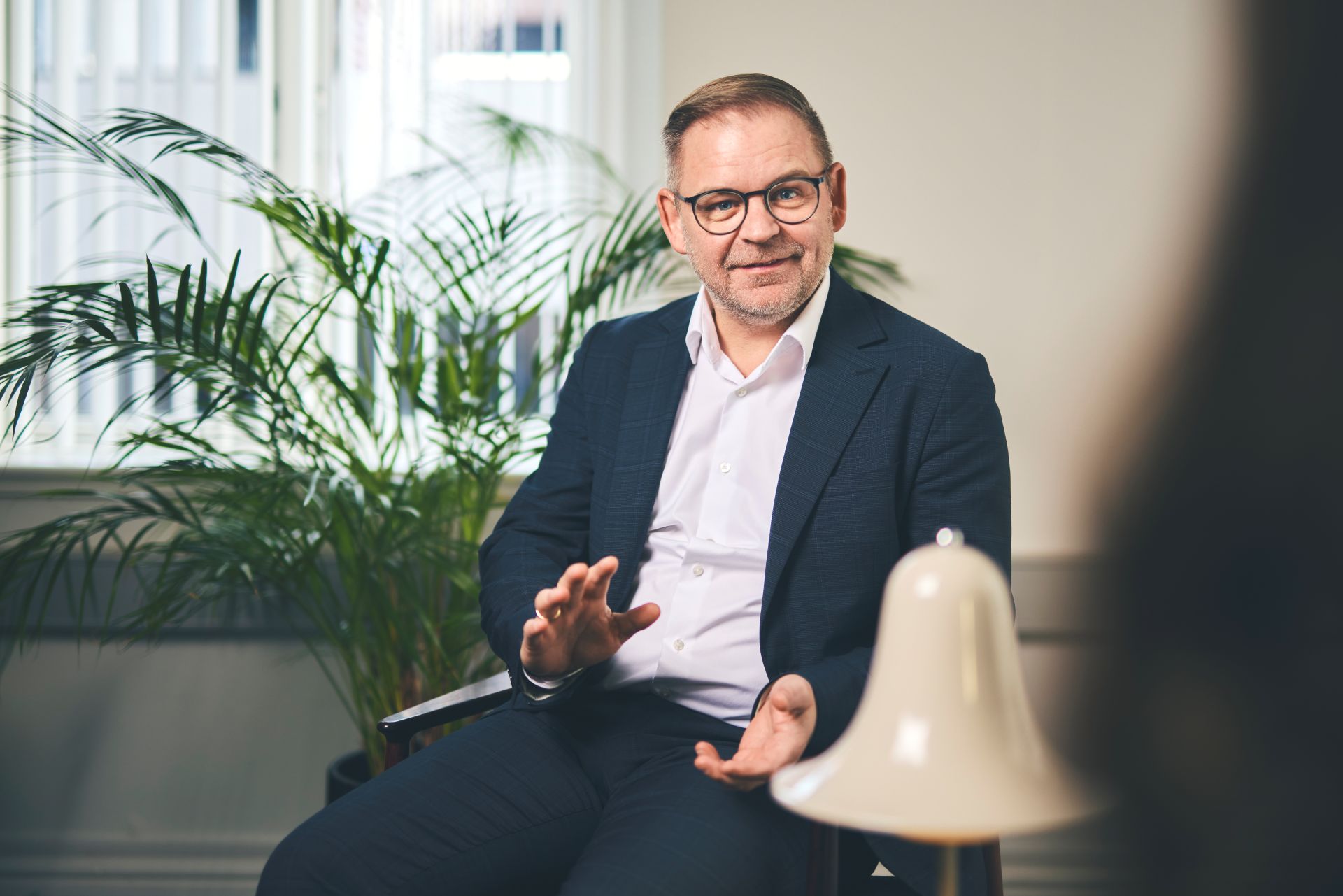 Direktøren i Himmerland Forsikring sidder og fortæller om selskabet