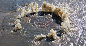 Masser af vand der der løber udenfor, grundet stormflod.