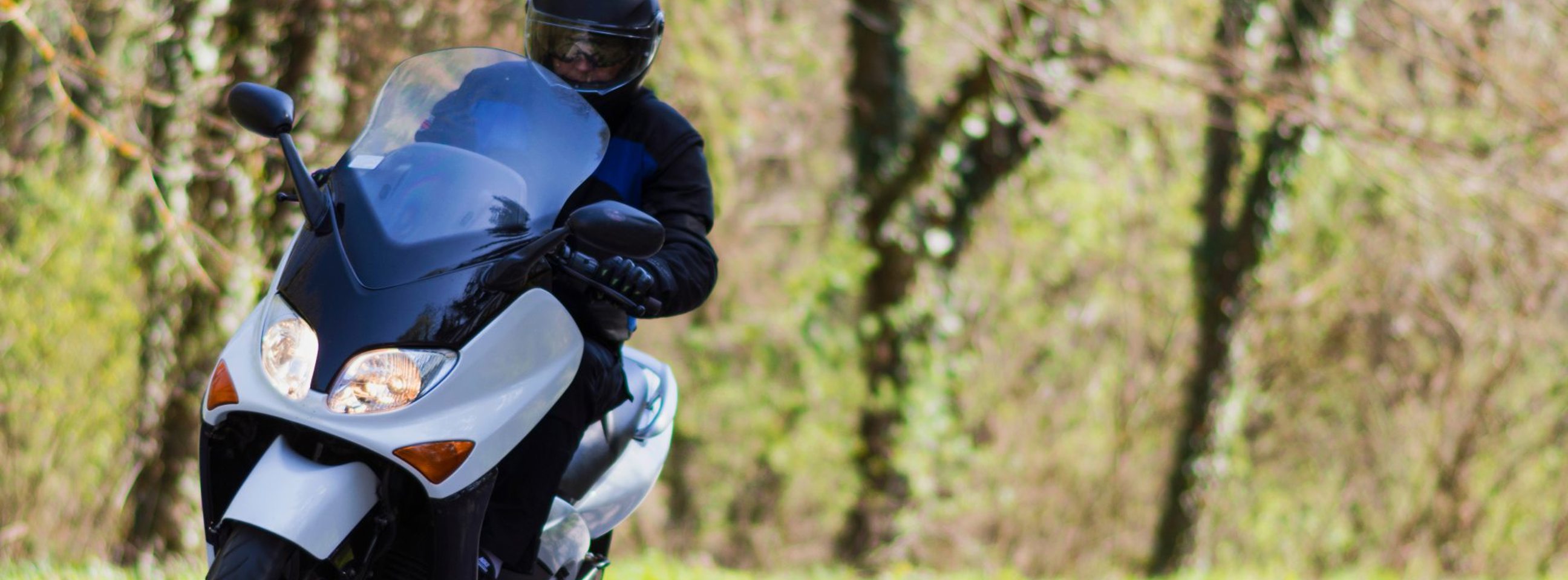 En mand kører på sin scooter