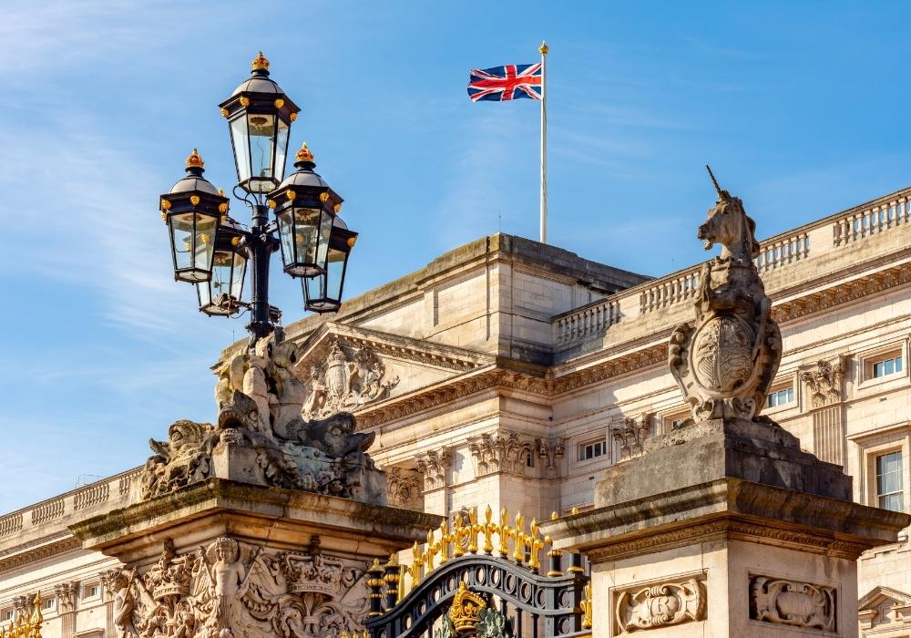 Britisk flag over Buckingham Palace i London, Storbritannien. 